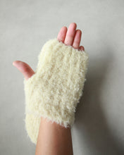 Load image into Gallery viewer, N-1538 / Amaryllis Mitten